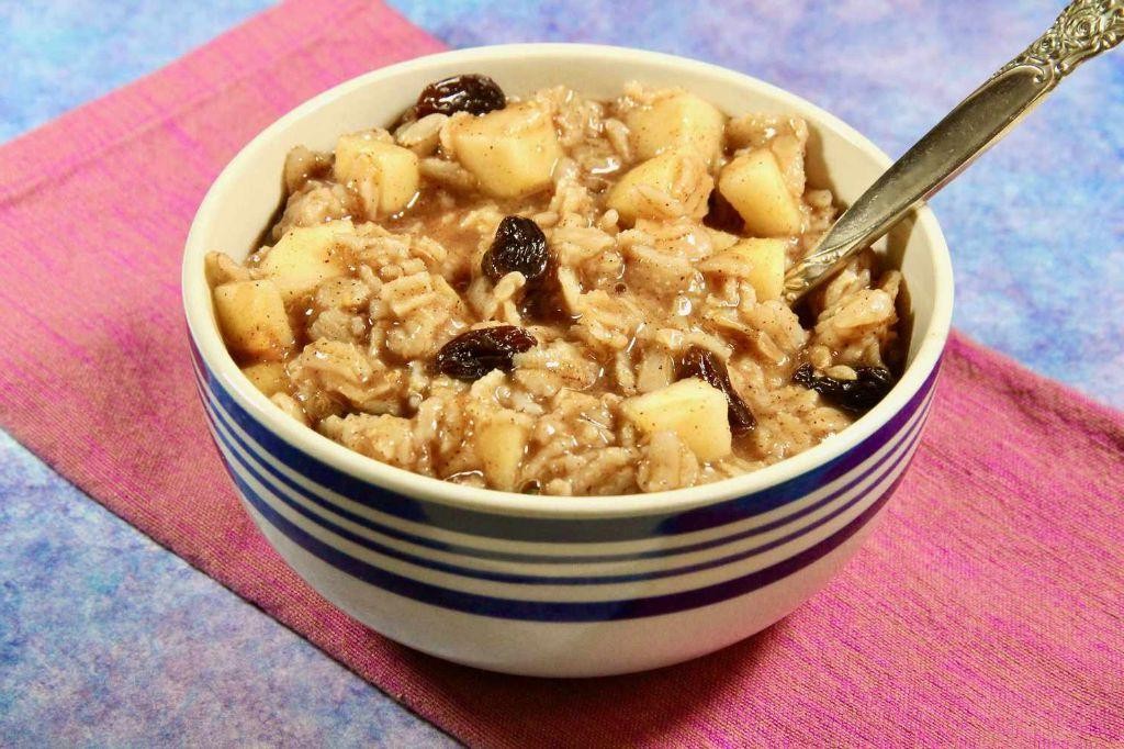 Cinnamon Spiced Apple and Raisin Oatmeal