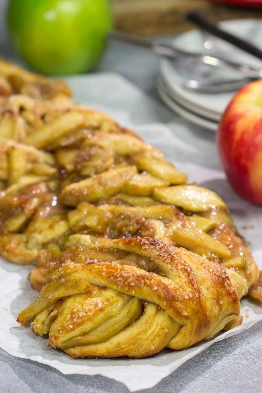Classic Apple Pie with a Cinnamon Twist