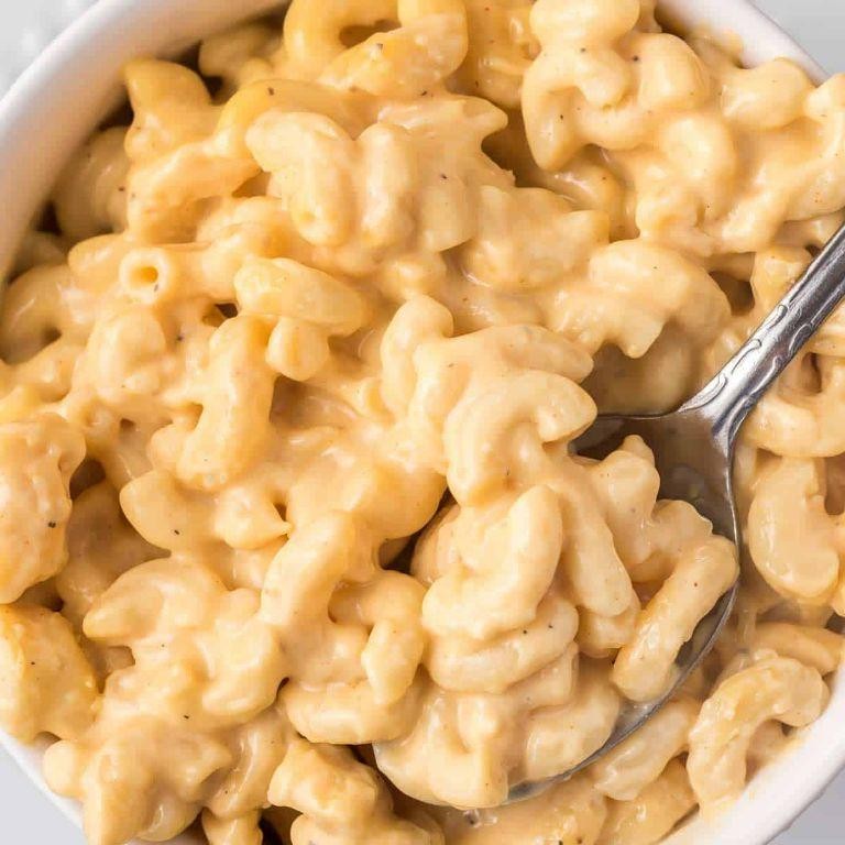Classic Creamy Crockpot Mac and Cheese