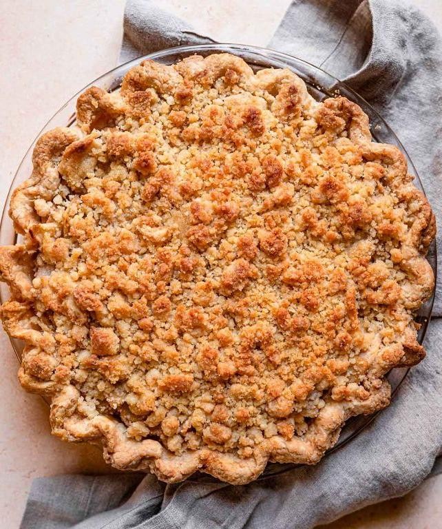Classic Easy Dutch Apple Pie with Cinnamon Crumble