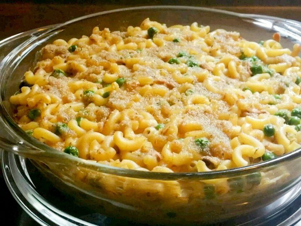 Classic Tuna Noodle Casserole with Crispy Topping
