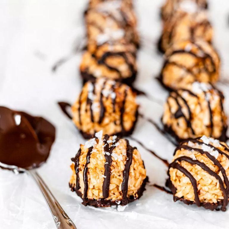 Coconut Macaroons with Dark Chocolate Drizzle