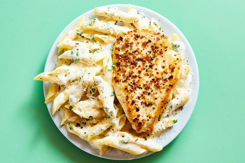 Creamy Garlic Chicken Alfredo with Penne