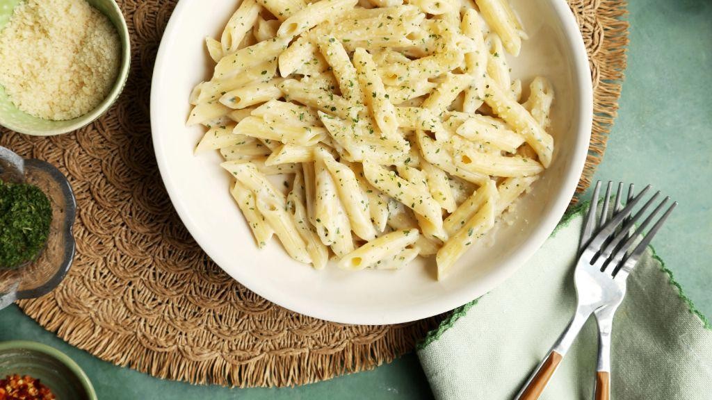 Creamy Garlic Penne Pasta