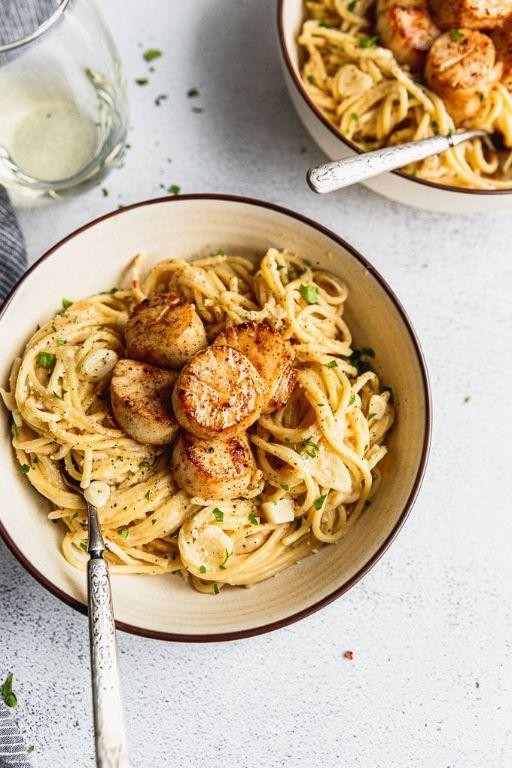 Creamy Garlic Scallop Pasta