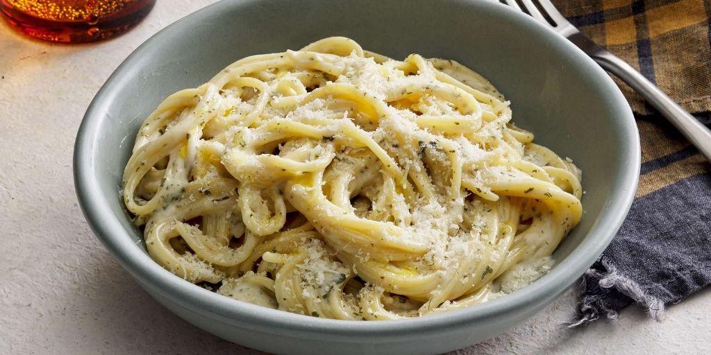 Creamy Garlic Spaghetti Carbonara