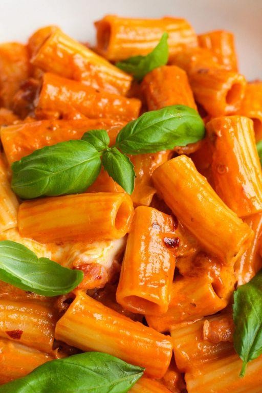 Creamy Mozzarella and Tomato Pasta