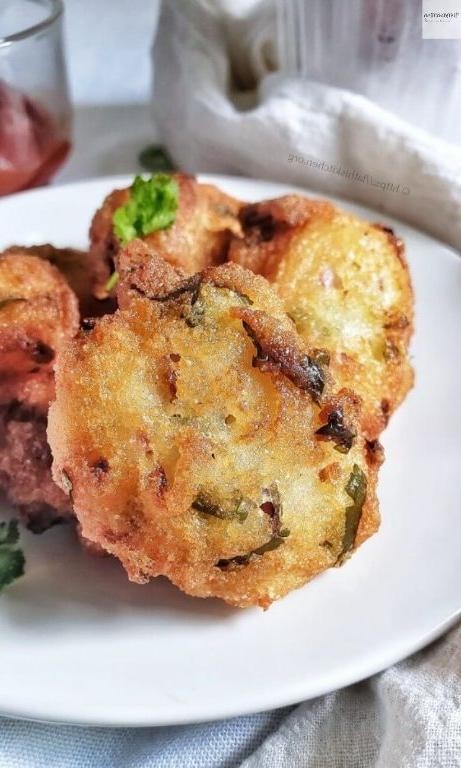 Crispy Fried Idli Rava Pakoras