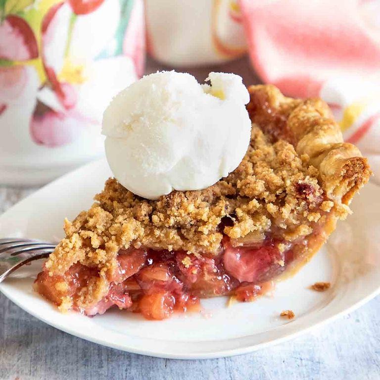 Crumble Topped Rhubarb Pie