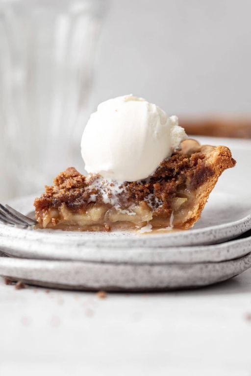 Easy Dutch Apple Pie with Ginger Snap Crust