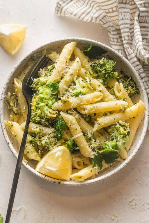 Easy Garlic Lemon Broccoli Pasta