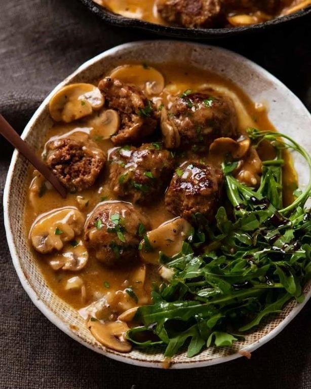 Flavorful Beef Meatballs with Gravy