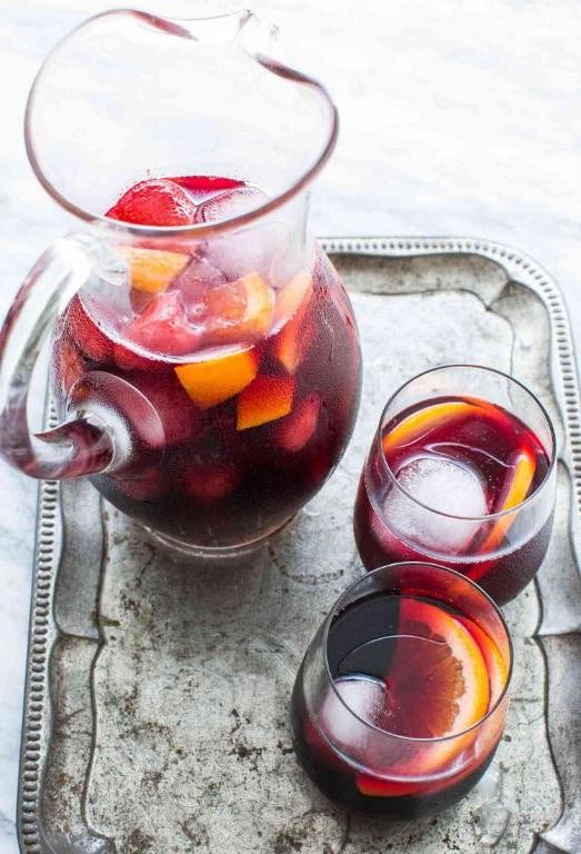 Fruity Sangria with Mixed Berries