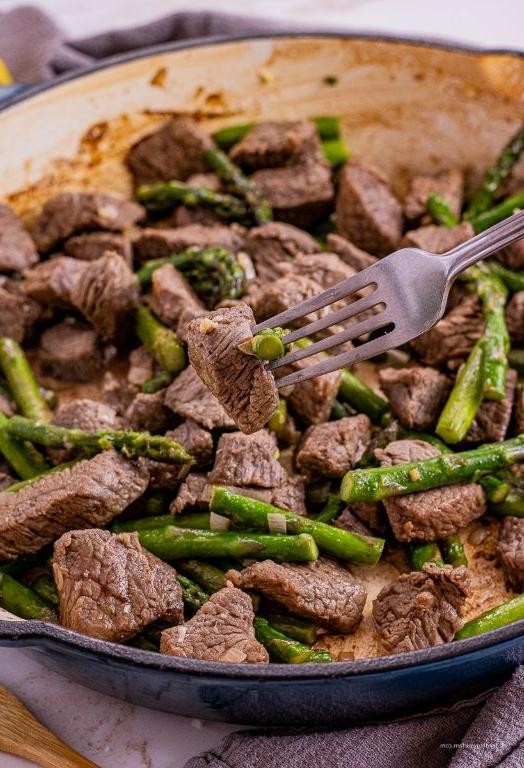 Garlic Butter Steak Bites with Asparagus