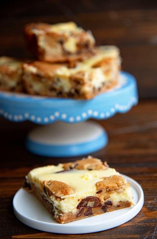 Gooey Caramel Turtle Cheesecake Bars