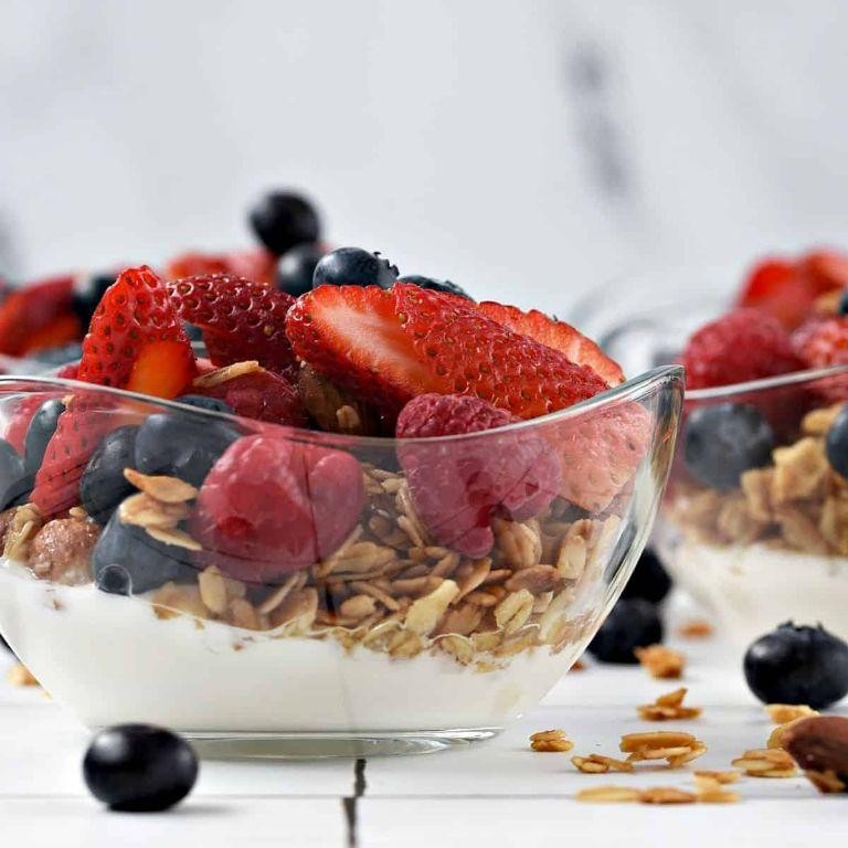 Greek Yogurt Parfait with Mixed Berries