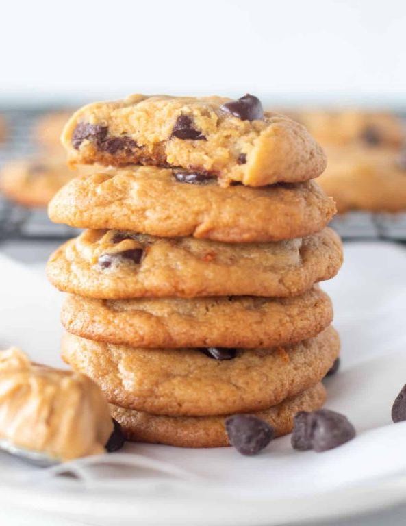 Keto Peanut Butter Chocolate Chip Cookies