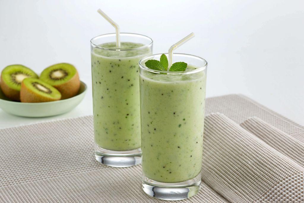 Kiwi Avocado Green Milk Smoothie