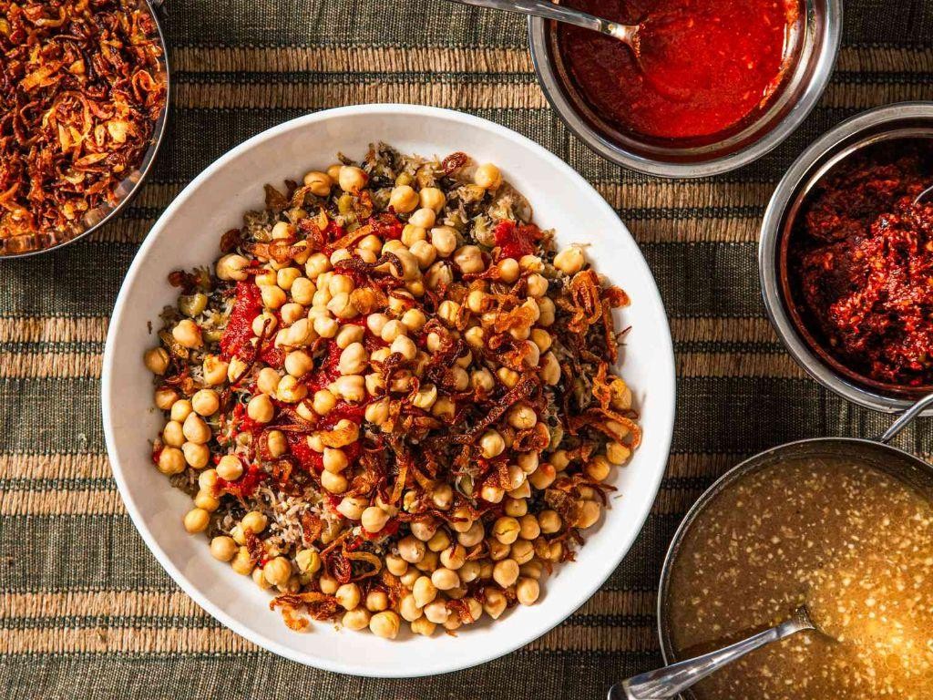 Kushari with Spicy Tomato Sauce