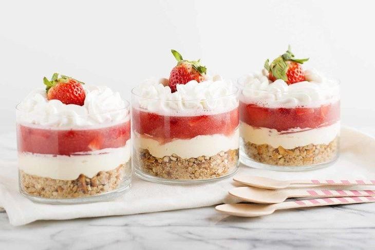Layered Strawberry Pretzel Trifle