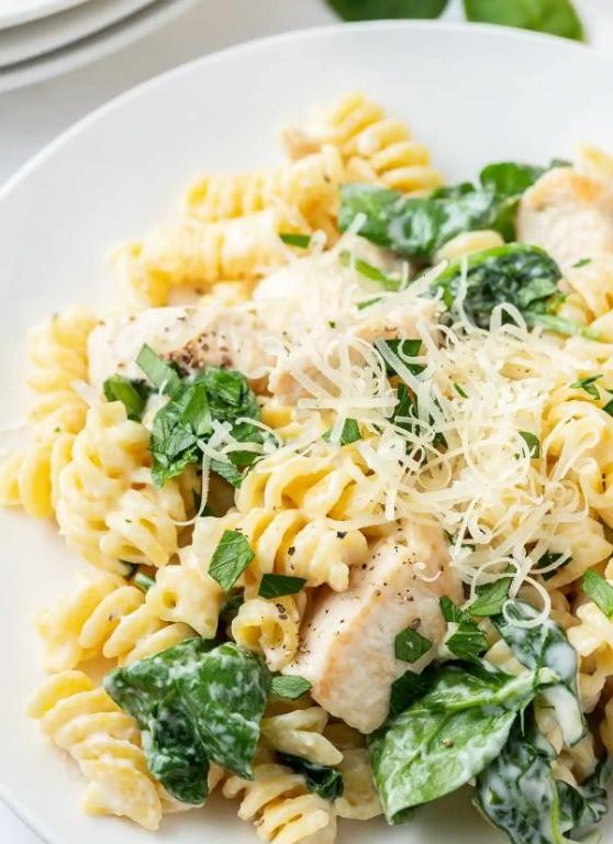 Lemon Garlic Chicken Pasta with Spinach