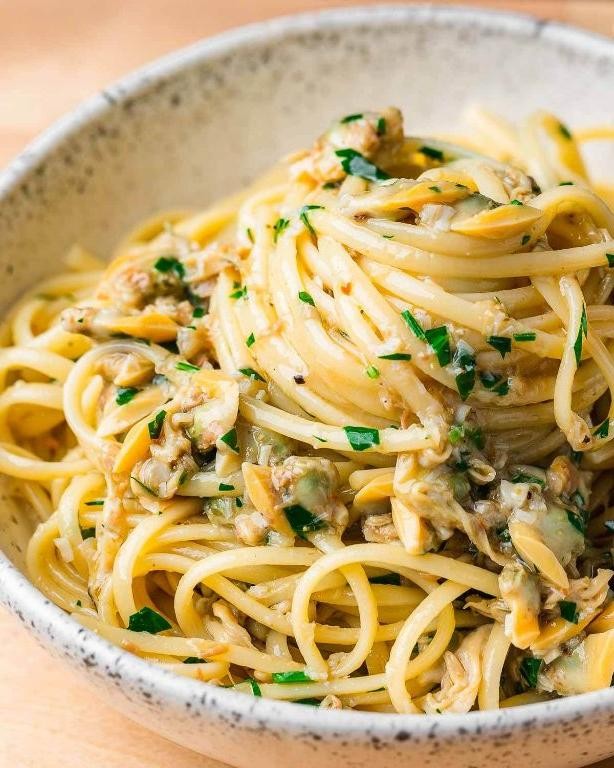 Linguine with Chopped Clams and Garlic