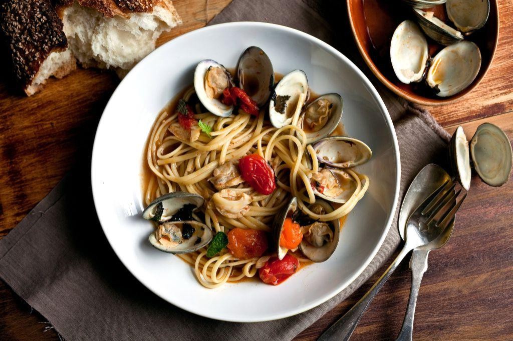 Linguine with Clams and Cherry Tomatoes