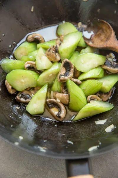 Loofah and Mushroom Stir-Fry with Soy Sauce
