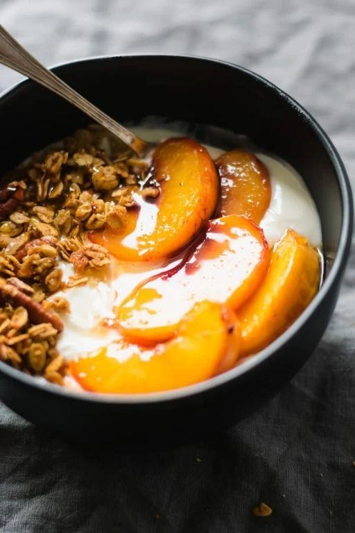 Low-Calorie Peach Crisp with Greek Yogurt