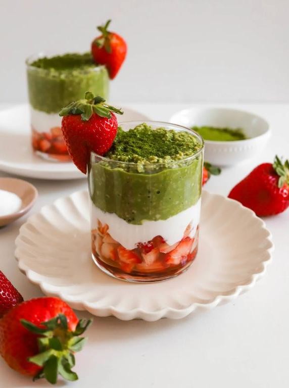 Matcha Raw Oats with Strawberries