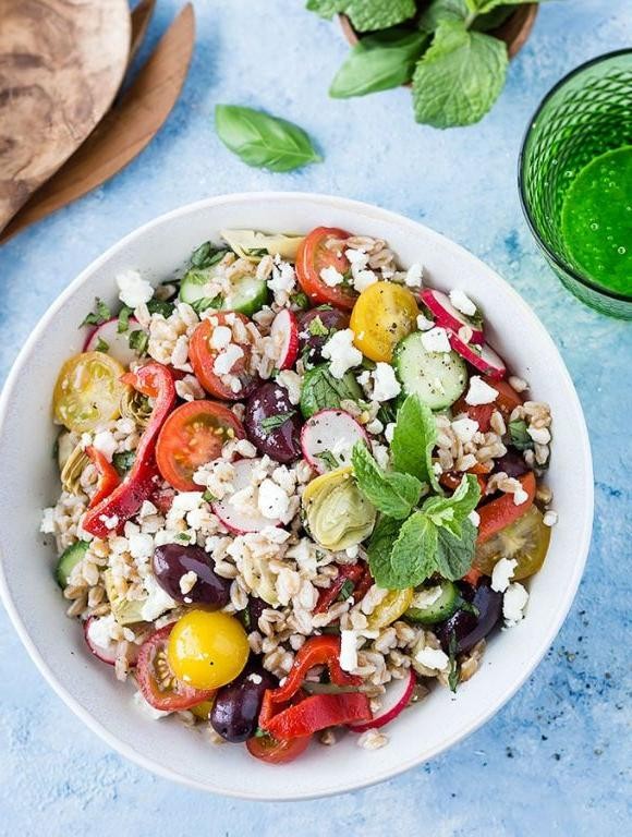 Mediterranean Farro Salad with Feta and Olives