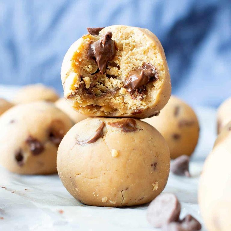 No-Bake Peanut Butter Chocolate Chip Balls