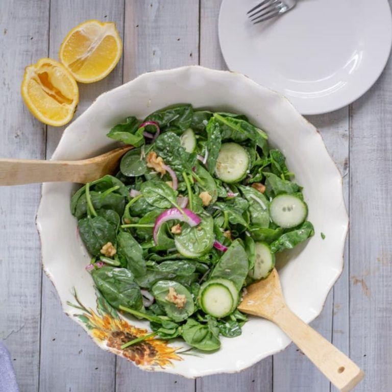 Oat Bran and Spinach Salad with Lemon Dressing