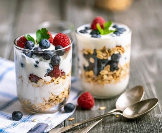 Oat Bran and Yogurt Parfait