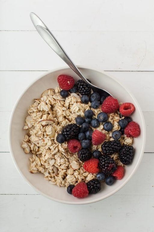 Oatmeal with Almonds and Fresh Berries
