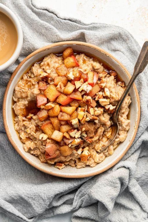 Oatmeal with Cinnamon and Apple Slices
