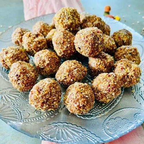 Oats Ladoo with Jaggery and Nuts