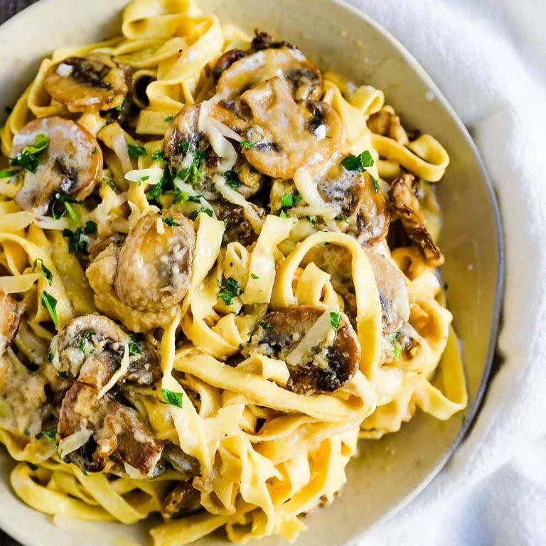 Pasta with Creamy Mushroom Alfredo Sauce