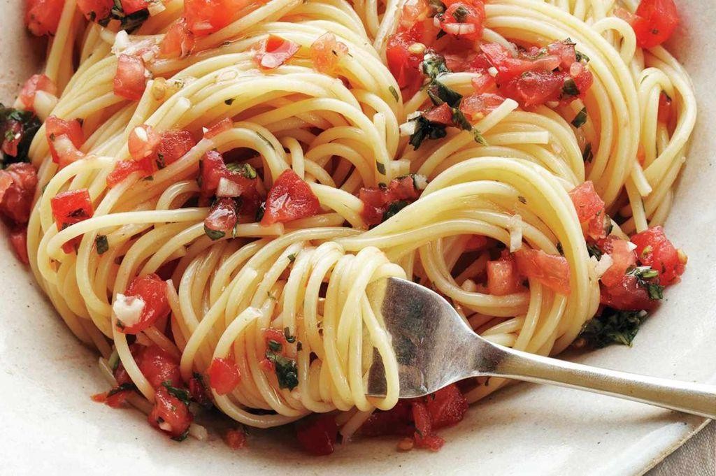 Pasta with Fresh Tomato Sauce