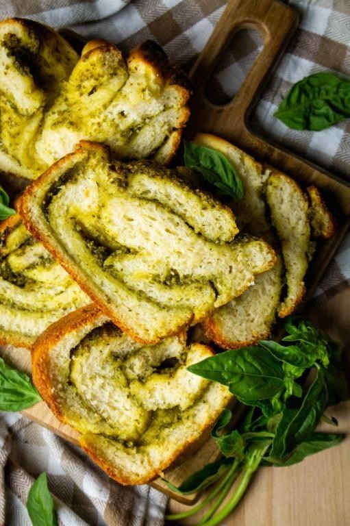 Pesto Swirl Garlic Cheese Bread