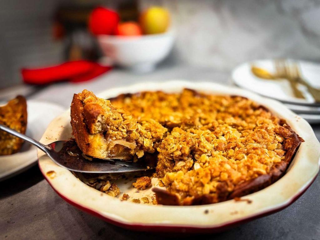 Quick Dutch Apple Pie with Oatmeal Streusel