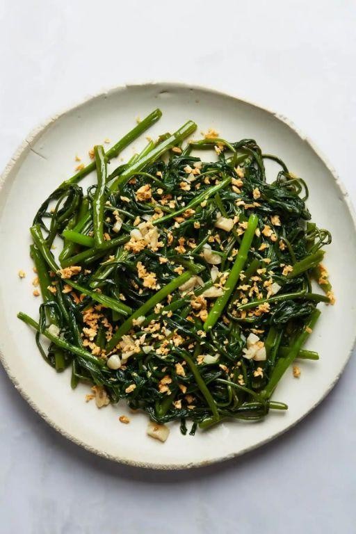 Rau Muong Xao Toi (Stir-Fried Water Spinach with Garlic)