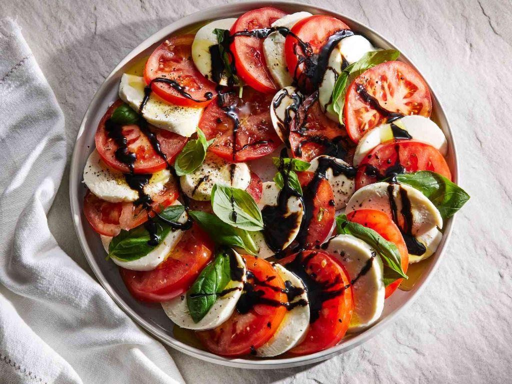 Refreshing Caprese Salad with Balsamic Glaze