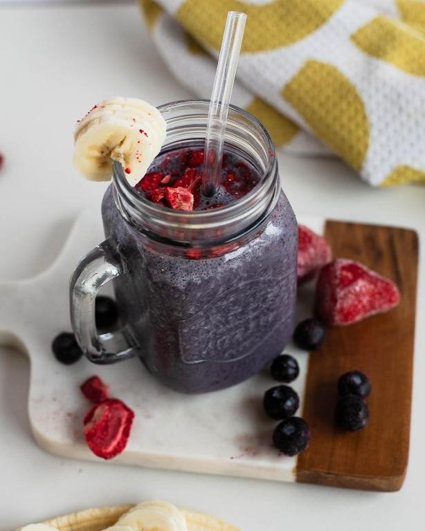 Refreshing Egg White Smoothie with Berries