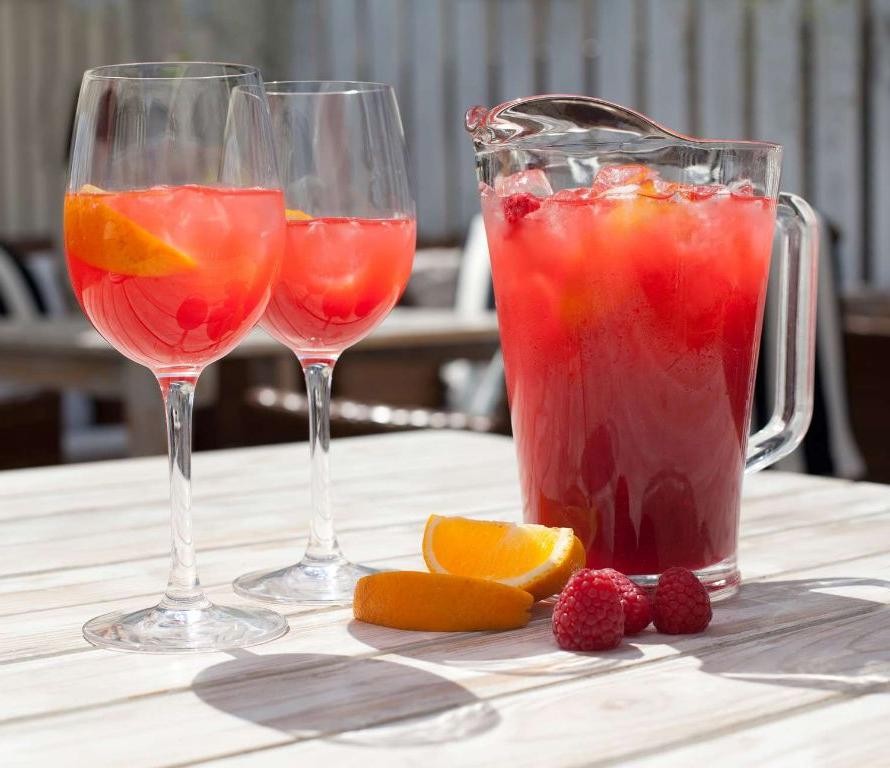 Refreshing Lemonade Sangria