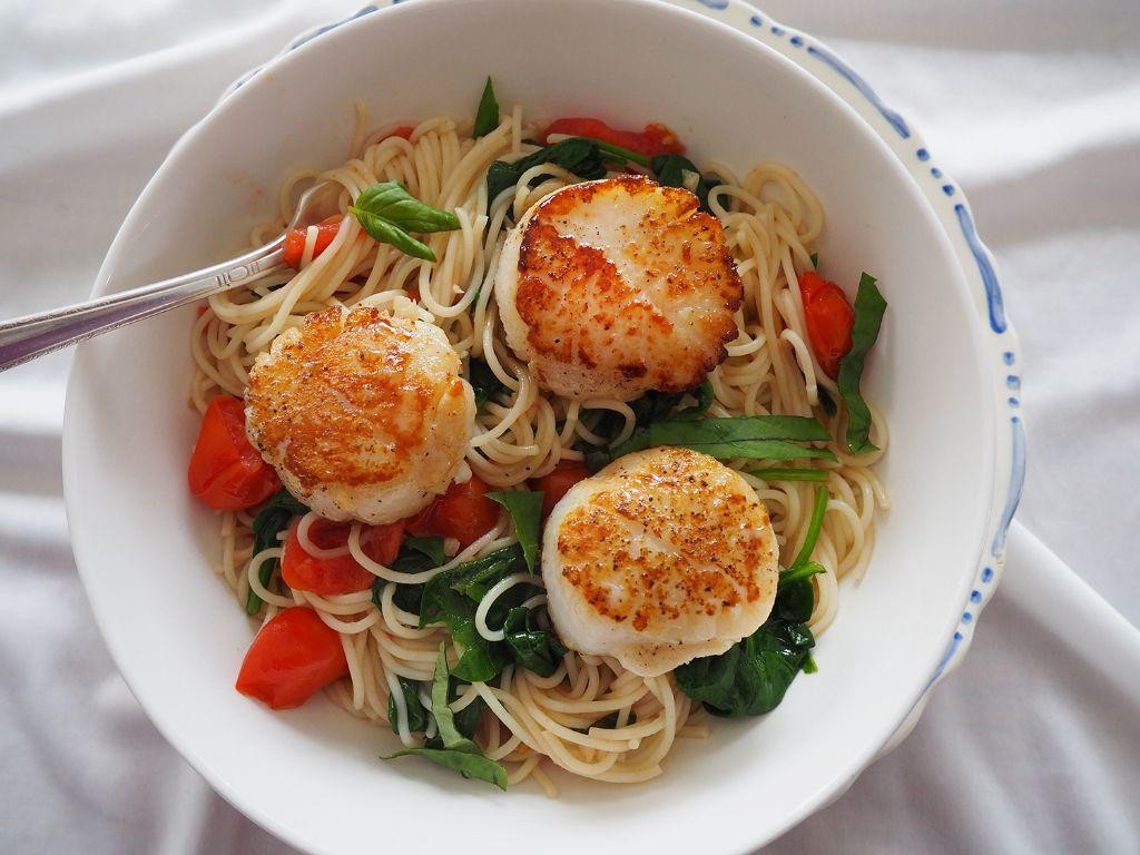 Sauteed Scallops with Spinach and Tomatoes