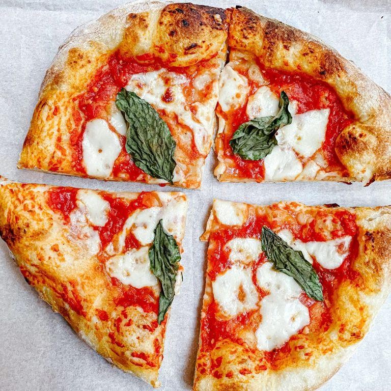 Simple Italian Margherita Pizza