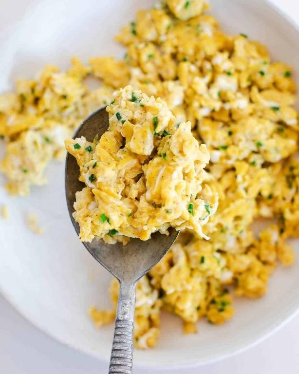Simple Scrambled Eggs with Chives