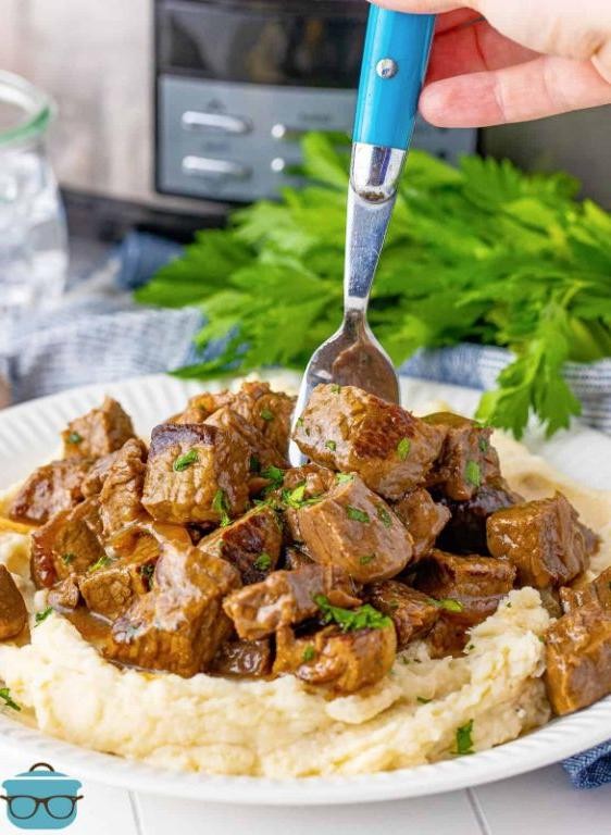 Slow Cooker Creamy Garlic Cubed Steak