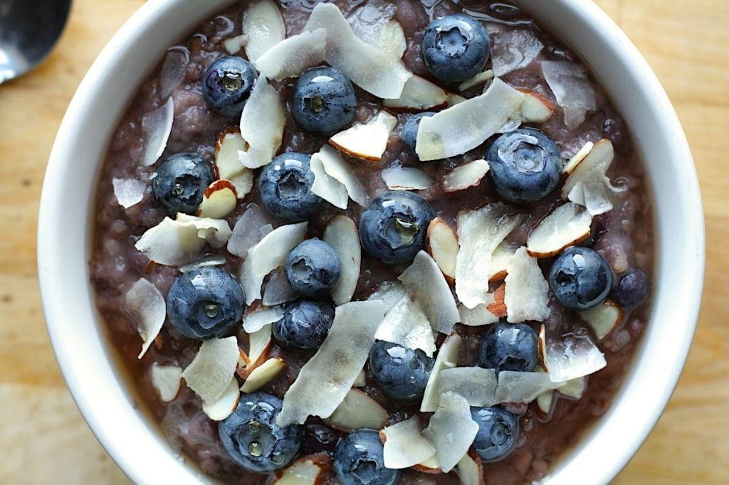 Slow Cooker Oatmeal with Blueberries and Walnuts